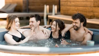 Nejčastější chyby při údržbě bazénů a&nbsp;vířivek: Dávkování chemie od “oka” nebo zanedbání kontroly vody 