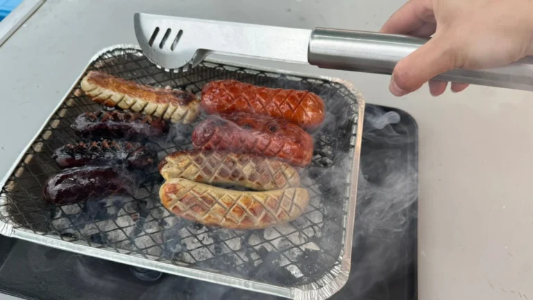 Vyzkoušeli jsme jednorázový gril za 100&nbsp;Kč: Předčil očekávání, výsledky jsou vynikající