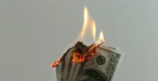 Nejhorší spořicí účty v&nbsp;květnu 2025: Sazby klesají až k&nbsp;0,5&nbsp;%