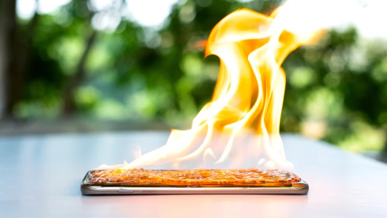 Teplé počasí ohrožuje mobily: Může dojít k&nbsp;přehřátí i&nbsp;požáru, těchto 6 věcí nedělejte