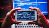 Jak odhalit sledovací programy v&nbsp;mobilu: Tohle je 5 signálů, že byl váš telefon napaden