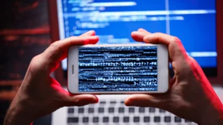 Jak odhalit sledovací programy v&nbsp;mobilu: Tohle je 5 signálů, že byl váš telefon napaden