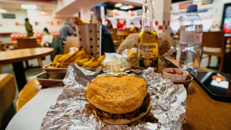 Češi už rok čekají na otevření fast foodu Five Guys, to se opět odkládá