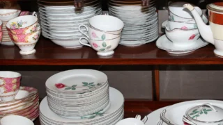 Jak poznat starožitný porcelán? Cenné kousky stojí až 100&nbsp;000&nbsp;Kč, napoví logo ze spodní strany