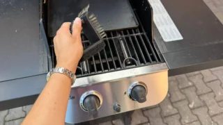 Chyby při čištění grilu můžou zhoršit chuť jídla i&nbsp;poškodit gril: Toto jsou 4 nejčastější