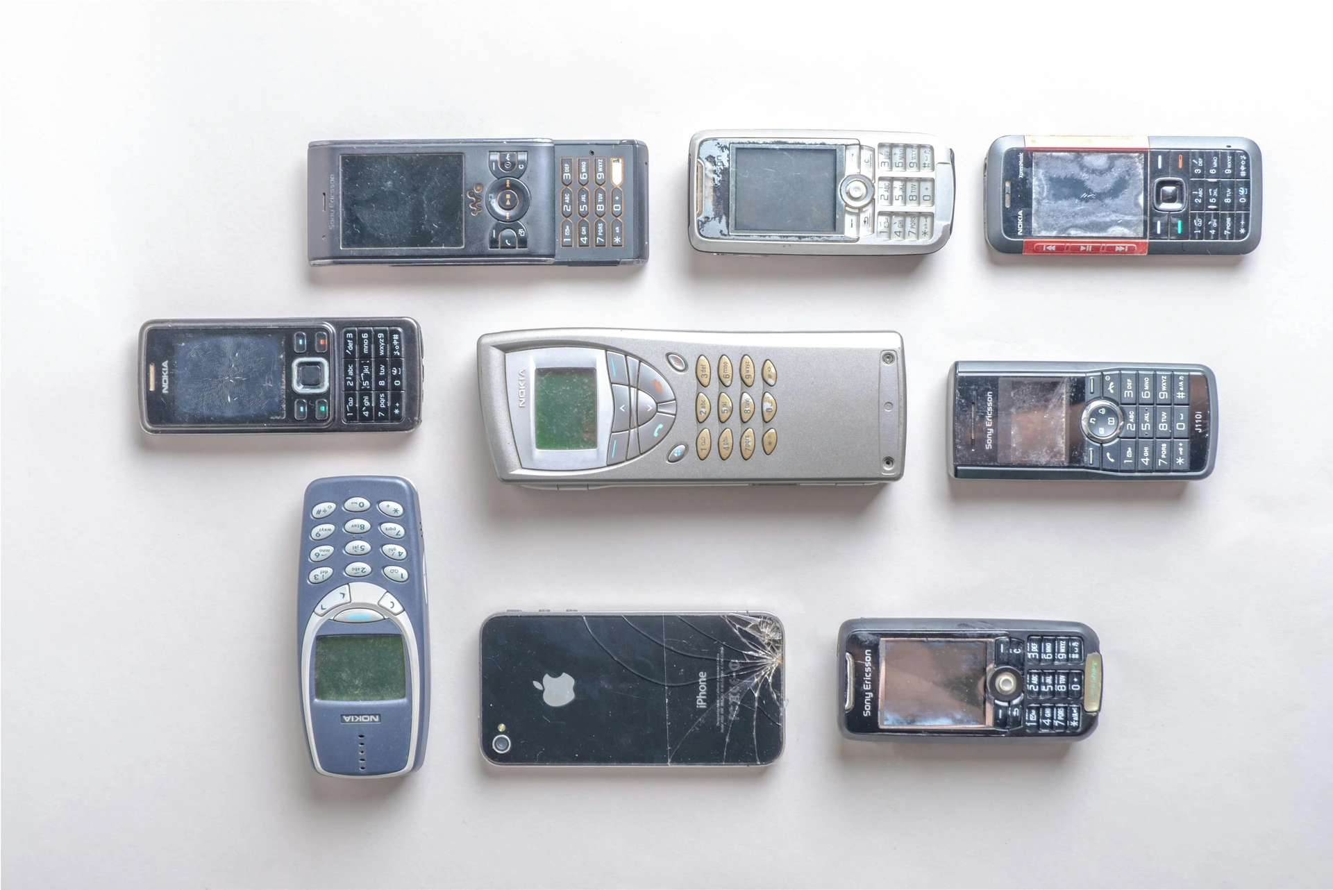 Tyhle 4 staré mobily mohou mít cenu od tisíců po miliony: První iPhone je extrém, Nokia 8800 láká sběratele