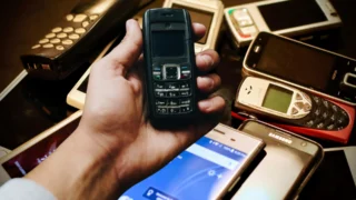 Staré mobily, které mají v&nbsp;roce 2026 hodnotu: Prošel jsem aukce a&nbsp;vybral ty, které můžete mít doma. iPhone i&nbsp;Motorola