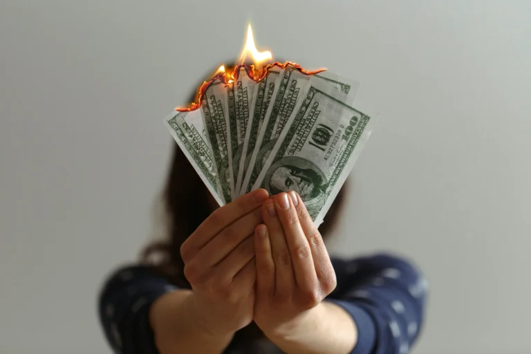 Nejhorší spořicí účty v&nbsp;červnu 2025: Velké banky snižují úrokové sazby na minimum