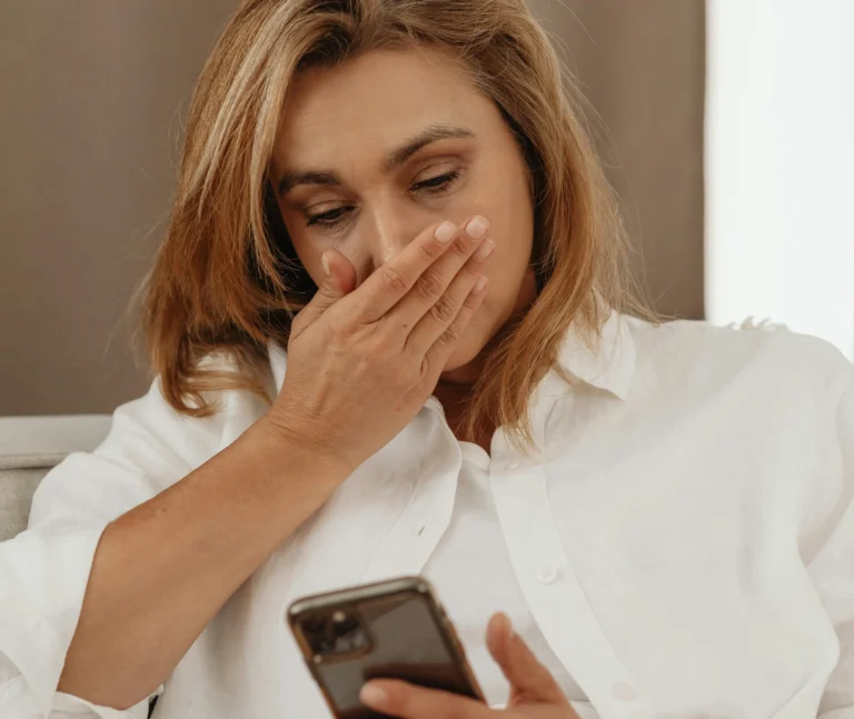 Whatsapp podvodné zprávy 2025: Píše „kamarád“ a&nbsp;přijdete o&nbsp;10&nbsp;000&nbsp;Kč. Shrnujeme všechny finty a&nbsp;zabezpečení
