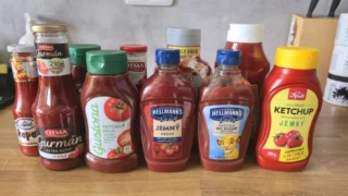 Tohle mě u&nbsp;kečupů překvapilo: Dražší nemusí být lepší, podíl rajčat se výrazně liší