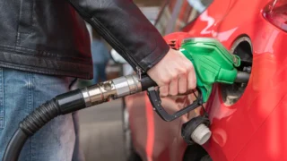 Zdraží benzín i&nbsp;plyn: EU sjednotí daně, konec levného tankování za hranicemi