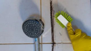 „Měla jsem plíseň ve spárách roky. Kamarádka mi poradila jedlou sodu – špína zmizela za 30 minut.“