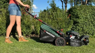Otestovala jsem benzínovou sekačku Parkside: Trojkolce nechybí výkon, přesto nás zklamala