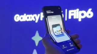 Samsung uživatelům vzkazuje: Stačí to přebalit, zdražit o&nbsp;7&nbsp;000&nbsp;Kč&nbsp;a&nbsp;stejně novou skládačku koupíte