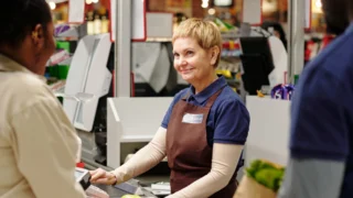 Plat prodavačky v&nbsp;Lidlu: Vyšší než vysokoškoláci. „Ale ať si jdou to pípání vyzkoušet“, zlobí se pokladní na kritiku