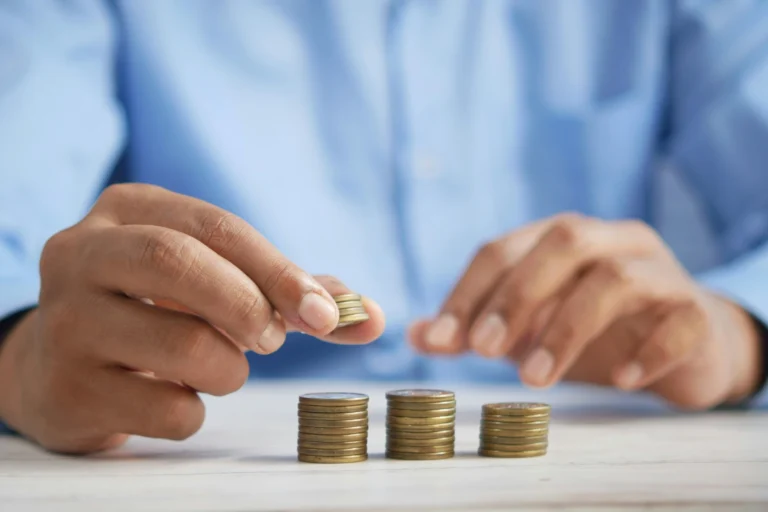 Nejlepší spořicí účty v&nbsp;červenci 2025: Banky pomalu snižují sazby pod 4&nbsp;%