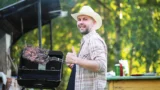 Nehoří a&nbsp;nehoří? Někteří radí ke grilu kvalitní palivo, jiní zase fén