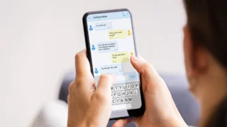 Kvíz: Co znamená SMS nebo PIN? Běžné zkratky nezná skoro nikdo, otestujte se