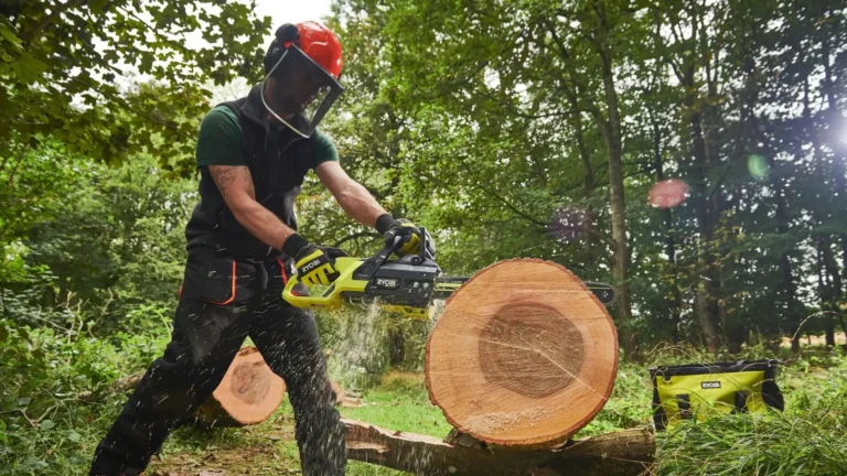 Ryobi má novou 36V pilu: Výkon na úrovni 52 cm³ benzínu, hmotnost přes 8&nbsp;kg