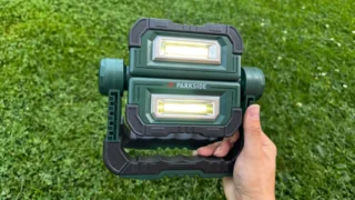 Test aku reflektoru Parkside: Levný reflektor PBSL 5000&nbsp;B2 posvítí a&nbsp;nabije mobil
