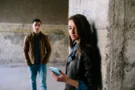 Jak zjistit polohu telefonu: Sdílení polohy a&nbsp;šmírovací aplikace Češi často zneužívají pro kontrolu partnera