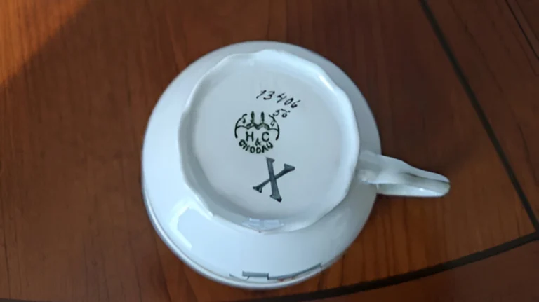 Jak poznat míšeňský porcelán: Originál za statisíce poznáte podle značky na spodní straně, má to ale háček