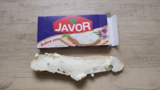 Nejhůře roztíratelný sýr z&nbsp;našeho testu: Na rozdíl od Veselé krávy fungoval tento „taveňák“ špatně