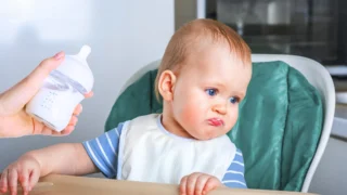 Zákaz mléka a&nbsp;vody pro kojence? Chyba v&nbsp;návrhu „energeťákového“ zákona mohla mít nečekané dopady