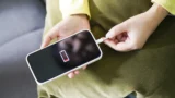 Baterii telefonu spolehlivě zničí: Nabíjení pod polštářem je 1&nbsp;z&nbsp;běžných zlozvyků
