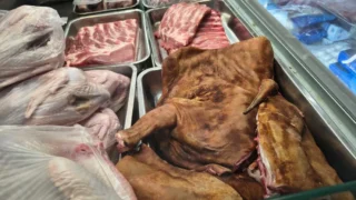 Na slavné tržnici zjistila inspekce 260 kilogramů vadného masa: „Ve třech z&nbsp;kontrolovaných prodejen jsme zjistili závažná porušení“