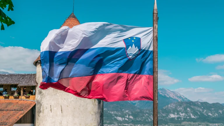 KVÍZ: Je na fotografii vlajka Slovenska? Málokdo pozná vlajky bez chyby