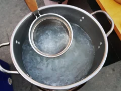 Vodu po vaření rýže nebo brambor Češi vylévají, přitom je plná živin a&nbsp;minerálů. Má své jasné využití