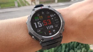 Nové hodinky Amazfit jdou po krku Garminu: Mají svítilnu, obří jas displeje a&nbsp;offline mapy