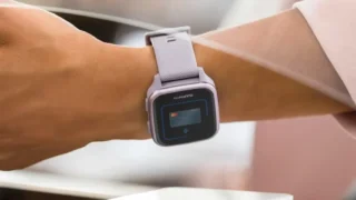 Nejlevnější Garminy s&nbsp;platbou hodinkami: Jsou výrazně levnější než Apple Watch, na baterku vydrží déle