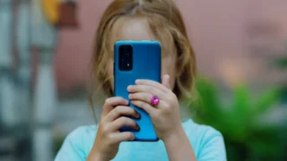 Mobil na toaletě či v útlém věku? Lékaři upozorňují na hemoroidy, u dětí hrozí deprese Mobil na toaletě či v útlém věku? Lékaři upozorňují na hemoroidy, u dětí hrozí deprese