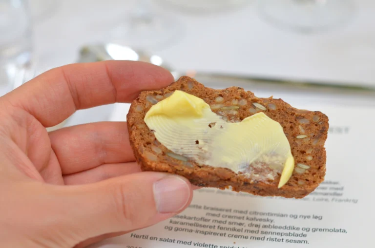 Závadné máslo v roce 2025: Objevili v něm kovová tělíska, jiná másla byla zkažená. Inspekce se činila