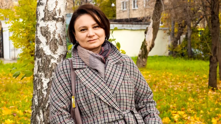 Nejhezčí dámské bundy pro podzim 2025: Bombery a&nbsp;další 3 trendy vládnou ulicím, známe vyjádření stylistky