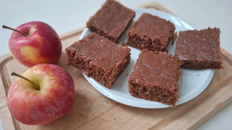 Jednoduchý hrnkový perník s&nbsp;jablky: Vyzkoušela jsem chválený recept, hotovo máte za necelou hodinu