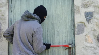 Z obyčejných dveří bezpečnostní? Stačí k tomu vychytávka za 99 Kč