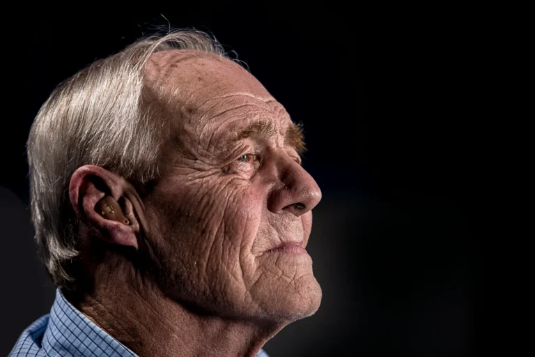 Senior Jaroslav (81): Podvodníci ho okradli o&nbsp;10 milionů Kč. On jim stále věří a&nbsp;chce poslat další peníze