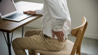 Neničte si záda u&nbsp;počítače: Toto jsou 3 nejlepší polohovací stoly ve všech cenovkách