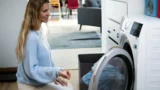Nejlepší pračka v&nbsp;ČR za rozumnou cenu (2025): Sama přemýšlí, dávkuje prostředky a&nbsp;komunikuje s&nbsp;mobilem