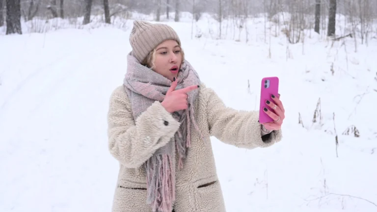 Přišla zima a&nbsp;prsty na mobilu zebou: Action má levně stylus a&nbsp;speciální rukavice