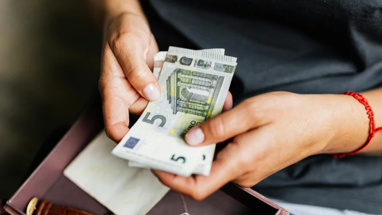 EU mění pravidla pro platby v&nbsp;hotovosti: Od roku 2027 bude platit limit 10&nbsp;000 euro