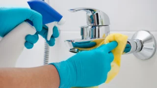 Trápí vás vodní kámen? Jedlou sodu a&nbsp;ocet nahradíte snadno a&nbsp;bez chemie