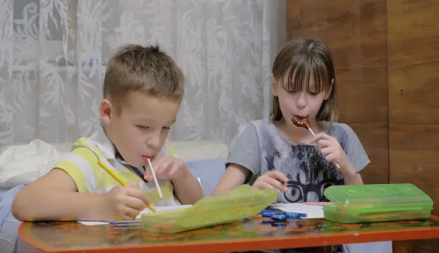 Kvíz: Vzpomínáte na sladkosti z&nbsp;90. let? Odhalte, kolik nostalgických pochoutek si vybavíte!
