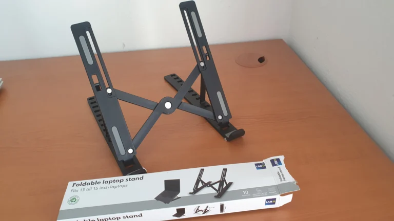 Vyzkoušela jsem stojan na notebook z&nbsp;Action za 49&nbsp;Kč: Díky ceně je oblíbený, hodí se ale jen pro některé notebooky