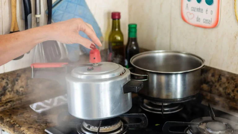 Bude rok 2026 koncem tlakových hrnců? Češi stále častěji volí klasickou alternativu, se kterou se vaří snadněji