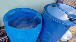 Aby nezamrzla voda v sudu stačí PET lahev a deka. Zahrádkáři to neví a pak kupují nové po každém mrazu