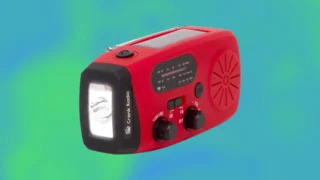 Action má levné rádio se solárním panelem: Poslouží jako powerbanka i&nbsp;generátor